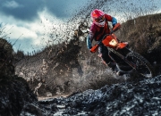 九游游戏-拉文关键回合不手软，雄鹿险胜掘金展露冠军气质