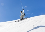 九游体育-跨界鏖战，从墨西哥冰岛绿茵对决，到莫德里奇在F1街道赛的接管艺术