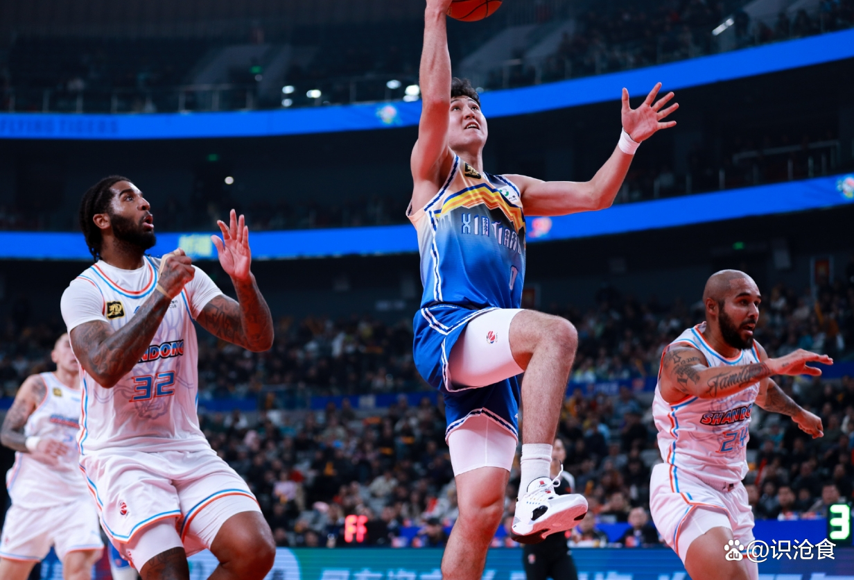 新疆队球员发挥出色，击败对手取得胜利