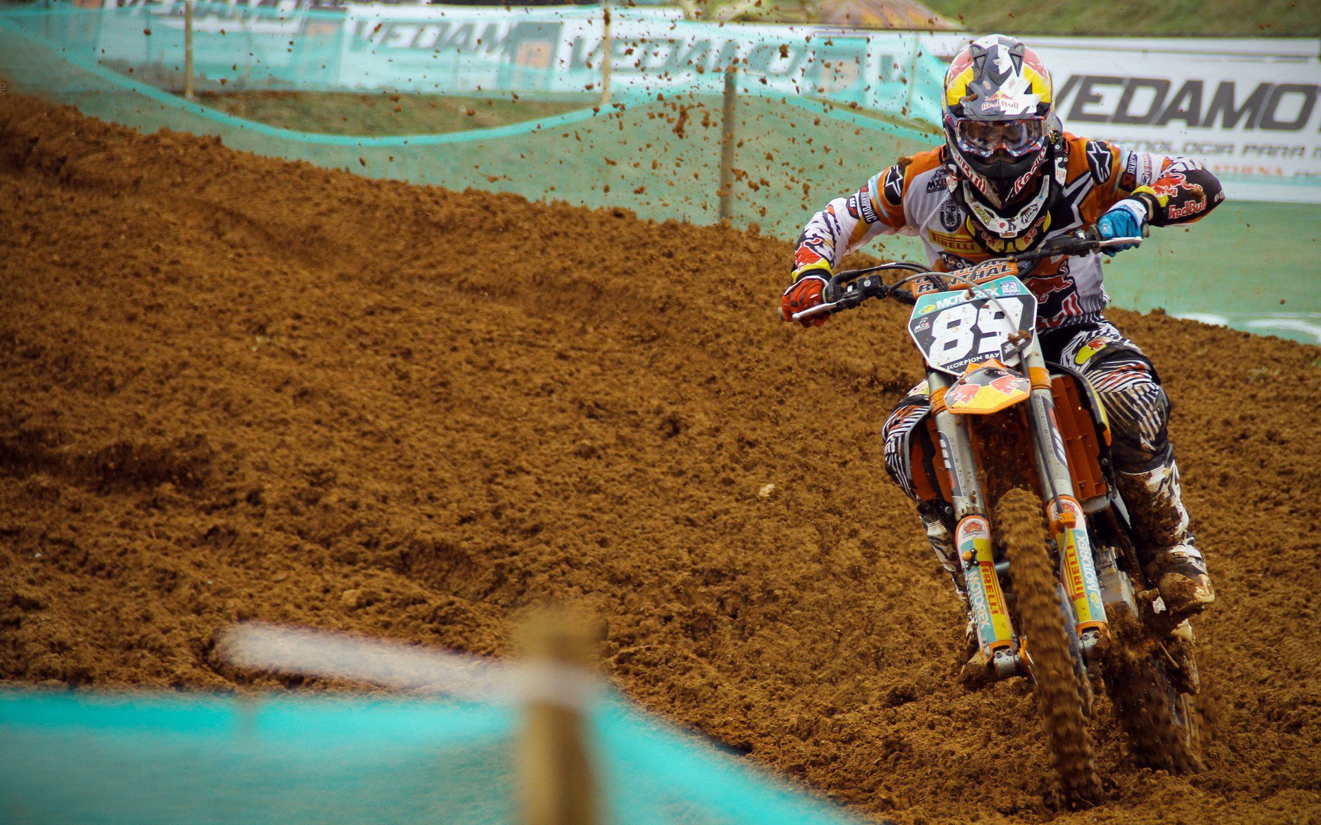 赛道与球场，当F1争冠焦点遇上勇士征服新疆